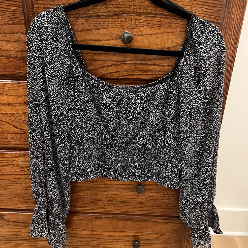 Altar’d State Black and White crop Top sz L